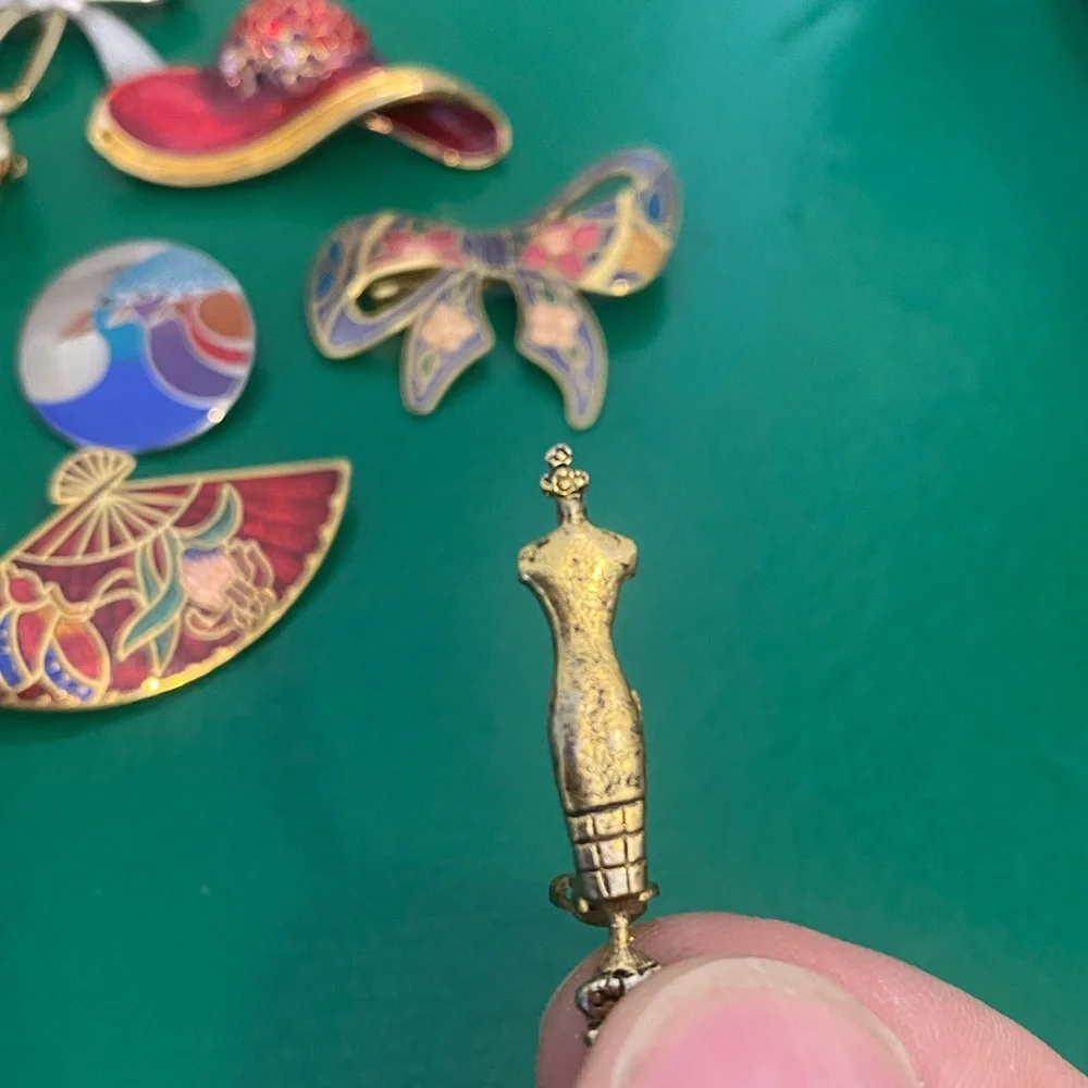 Brooch/pin lot. - Picture 2 of 5